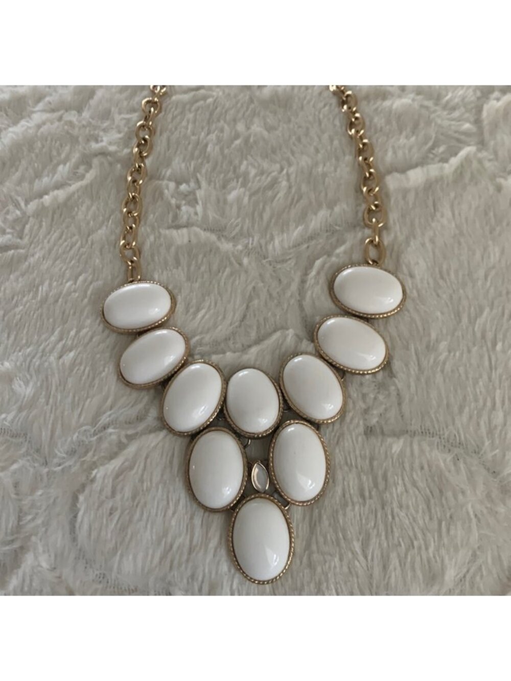 Statement‎ necklace.White.Gold tone chain